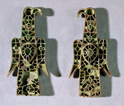 Kotkan muotoisia rintakoruja (metallia ja emalia) tekijältä Merovingian