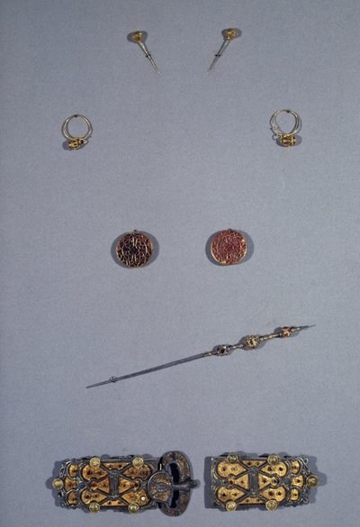 Art Merovingian (Gallia): Frangien kuningatar Arnegonde tai Aregonde (v.515-600), noin 570. Clotaire I:n vaimo (511-561). Ylhäältä alas: neulapari filigraanihopeaa ja kultaa, korvakorut kloisonne-hopeaa, filigraanikuparia, granaattia, tekijältä Merovingian Merovingian