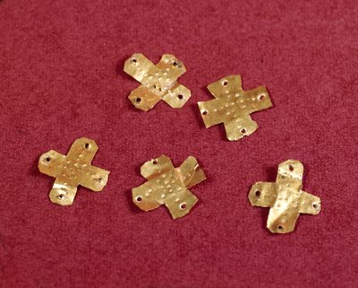 Merovingilainen taide: pienet kultaiset ristit. 6. vuosisadalla. Saint Germain en Layen kansallisarkeologian museo tekijältä Merovingian Merovingian
