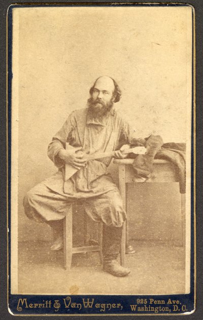 Muotokuva tunnistamattomasta miehestä Balalaikan kanssa, vuosina 1886-1895. tekijältä Merritt and Van Wagner