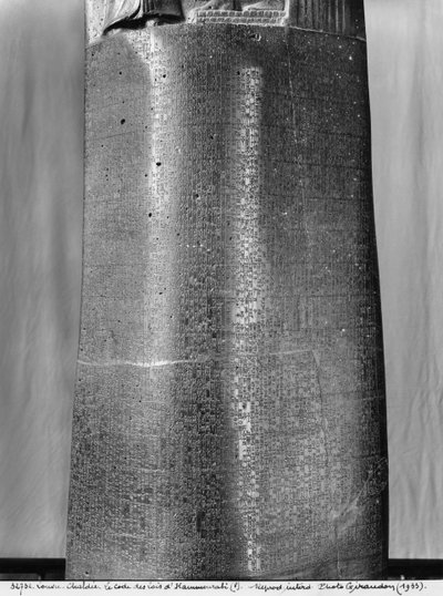Hammurabin lakikirja, yksityiskohta pylväsmerkinnästä, joka kertoo Babylonian kuninkaan Hammurabin säätämistä esimerkkituomioista, löydetty Susasta, n. 1750 eKr. basaltti ks. myös 286950, 286955 bw phot. tekijältä Mesopotamian
