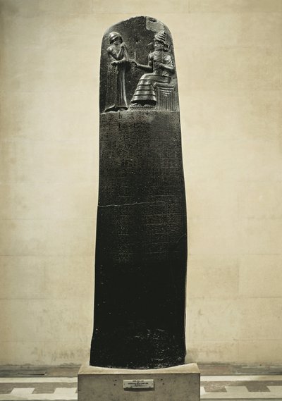 Hammurabin koodi: jumala Shamash sanelee lakinsa Hammurabille, Babylonin kuninkaalle, löydetty Susasta, Iranista, noin 1750 eKr. (basaltti) tekijältä Mesopotamian
