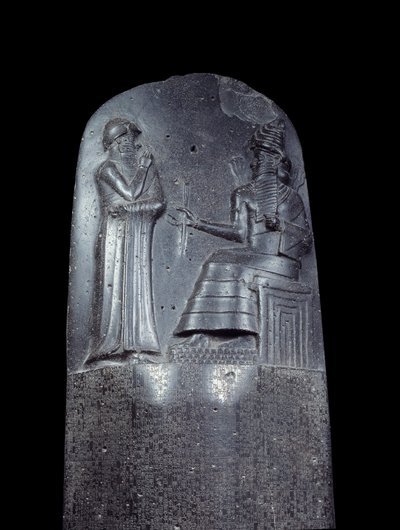 Mesopotamie: Hammurabin (tai Hammourabin) lakikoodin dioriitti. Se on peitetty nuolenpääkirjoituksella, ja sen yläosassa kuningas Hammurabi seisoo Mesopotamian auringonjumalan, Shamashin, oikeuden jumalallisen, edessä. Se on yksi vanhimmista kappaleista o tekijältä Mesopotamian