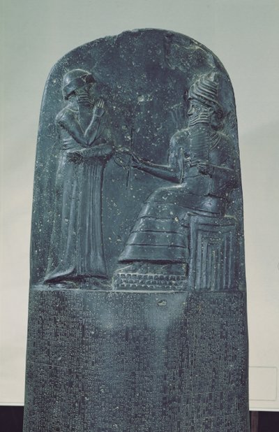 Aurinkojumala Shamashin kohokuvio sanelemassa lakejaan kuningas Hammurabille hänen kuuluisassa lakisäännöstössään, vanha Babylonian aika, 1760 eKr. (basaltti) tekijältä Mesopotamian