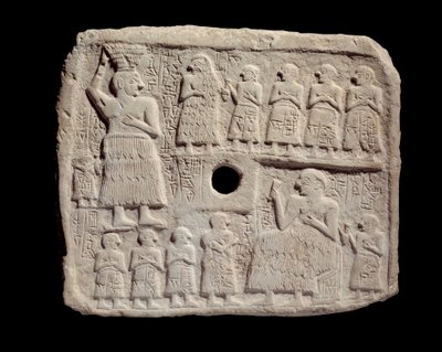 Mesopotamia: Lagashin kuninkaan Ur-Nanshen (Meidän nansheemme) kalkkikivessä oleva matala kohokuvio. Sumerilainen aikakausi. Tello Parisista, musee du Louvre - Muistoreliefi Lagashin (Ur-Nanshe) kuninkaan (Ur-Nanshe) (Meidän nansheemme) uskonnollisen raken tekijältä Mesopotamian Mesopotamian
