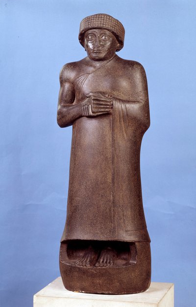 Mesopotamia: dioriittipatsas ilman tekstiä Gudeasta, Lagashin kaupungin kuvernööristä. Noin 2150 eaa. Uussumerilainen aika (noin 2150-2000 eKr.). Himmeä. 1,07x1,36 m. Pariisi, Louvre-museo tekijältä Mesopotamian Mesopotamian