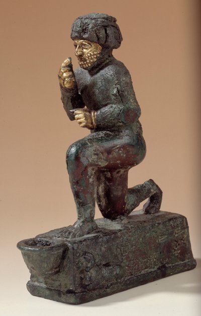 Mesopotamia: Hopeaa, pronssia ja kultaa oleva polvistuvan palvojan patsas, omistettu Amurru-jumalalle Hammurabin elämästä. 1800 eaa. Larsan sivuilta. Pariisi, Louvre-museo tekijältä Mesopotamian Mesopotamian