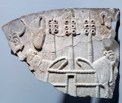 Mesopotamia: kohokuvioinen tallikohtaus urukin tyyliin veistetyllä maljakon fragmentilla. Sumerin alue. 3300 eaa. Pariisi, Louvre-museo tekijältä Mesopotamian School