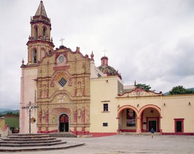 Pyhän Jaakobin fransiskaanisen lähetyskirkon julkisivu Jalpanissa, 1751-58 tekijältä Mexican School