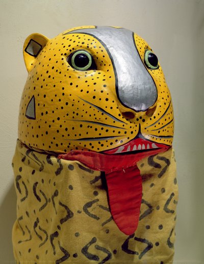 Jaguar-naamio (maalattu puu ja kangas) tekijältä Mexican School