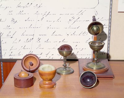 Faradayn pallolauhdutin, noin 1837 (sekatekniikka). tekijältä Michael Faraday
