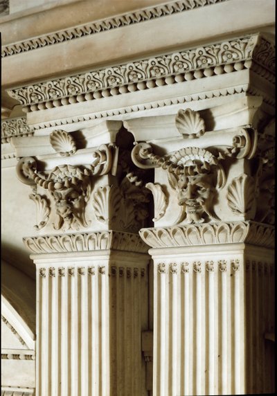 Päivän ja yön allegoria: sarakkeiden ja isojen kirjainten yksityiskohta. Giuliano de Medicin mausoleumi. Marmori veistos tekijältä Michelangelo Buonarroti