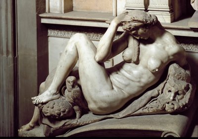 Yön allegoria. Giuliano de Medicin mausoleumi. Marmori veistos tekijältä Michelangelo Buonarroti