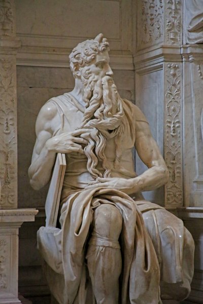 Yksityiskohta Mooseksesta Julius II:n haudasta, 1515 marmoria tekijältä Michelangelo Buonarroti