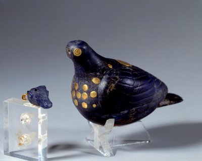 Itäinen antiikki: kyyhkynen lapis lazuli (lapis lazuli) ja kulta. Susan sivuilta. Medio-elamiittikausi (Iran). 1200 eKr. Pariisi, Louvre-museo tekijältä Middle Elamite Period
