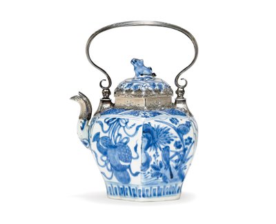 Sinivalkoinen teekannu ja kansi (keraaminen ja hopea) tekijältä Ming Dynasty Chinese School