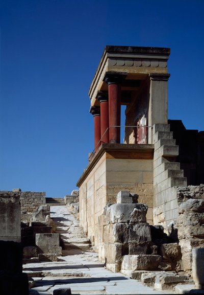 Minolainen taide: näkymä kuningas Minoksen palatsin pohjoisesta sisäänkäynnistä Cnossoksessa (Knossos). 1600-1400 eaa. Kreeta tekijältä Minoan