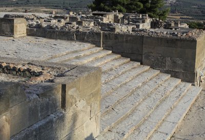 Phaistoksen minolainen arkeologinen alue. Portaikko, joka alkaa länsipihasta ja johtaa Propylaeaan, uuden palatsin pää- ja vaikuttavimpaan sisäänkäyntiin (1700-1450 eKr.). Phaistos, Kreeta. tekijältä Minoan