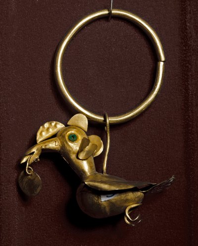Esikolumbialainen taide, Mochica-kulttuuri (Ugly, Mochica): kultainen korvakoru linnulla. 200-500 apres JC Private Collection tekijältä Moche Moche