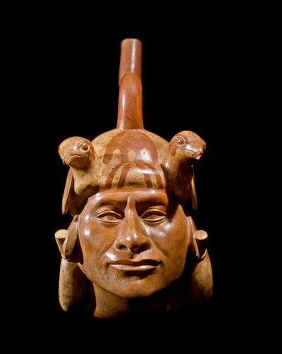 Prekolumbialainen taide, Mochique-sivilisaatio (ruma, Mochica): antropomorfinen maljakko, joka edustaa johtajan kasvoja. 200 eKr.-700 jKr. Lima, Kansallinen antropologian ja arkeologian museo, Peru – esikolumbiaaninen taide, Moche-kulttuuri (200–700 jKr):  tekijältä Moche Moche