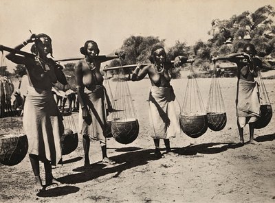 Imperiumia rakentamassa fasistisella aikakaudella: Cunaman naiset kantamassa vettä, 5.9.1936 (mv/v kuva) tekijältä Modestino Baldinetti