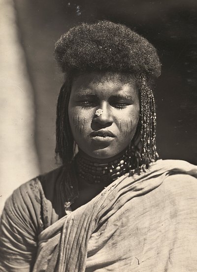 Imperiumin rakentaminen fasistisena aikana: Bilen-heimon tyttö, 09/05/1936 (s/w-kuva) tekijältä Modestino Baldinetti