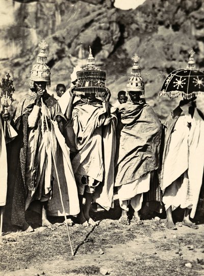"Imperiumin rakentaminen" fasistisella aikakaudella: ryhmä Abessinialaisia pappeja, 9.5.1936 (m/v kuva) tekijältä Modestino Baldinetti