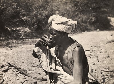 "Imperiumin rakentaminen" fasistisella aikakaudella: nomadi, joka juo teetä, 5.9.1936 (m/v kuva) tekijältä Modestino Baldinetti