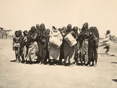 "Imperiumin rakentaminen" fasistisella aikakaudella: värikäs musliminaisten ryhmä, 5.9.1936 (m/v kuva) tekijältä Modestino Baldinetti