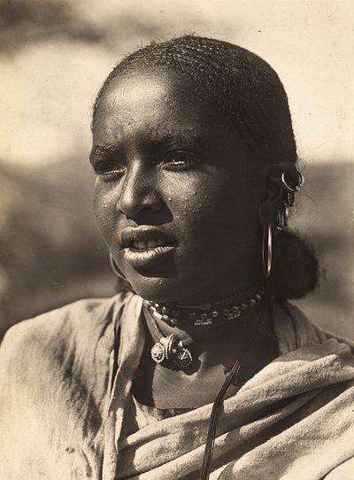 Imperiumia rakentamassa fasistisella aikakaudella: nuori abessinialainen tyttö, 5.9.1936 (mv/v kuva) tekijältä Modestino Baldinetti