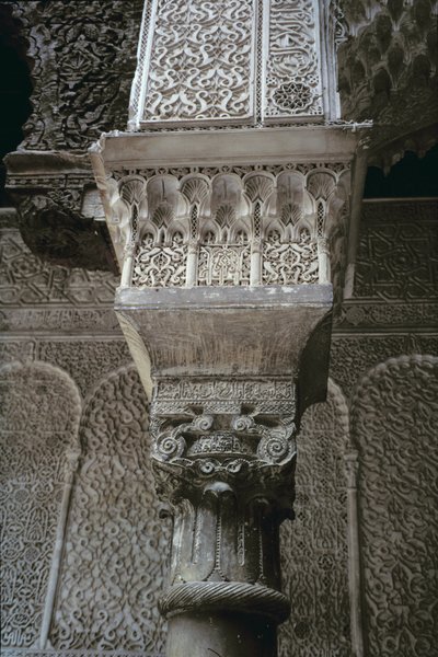 Pylväspääkaupunki pääpihasta, saadilaisten rakentama vuonna 1565 (setripuu- ja stukkotyöt) tekijältä Moroccan School
