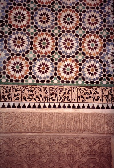 Saadialaisten vuonna 1565 rakentama pääpihan alaseinä (zellij-laatat ja stukkityöt) tekijältä Moroccan School