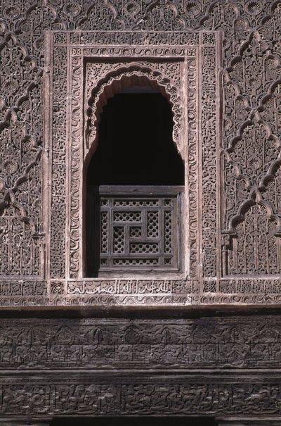 Näkymä saadilaisten vuonna 1565 rakentaman Ali ben Youssef Medersan pihan ikkunasta (setripuu- ja stukkitöitä) tekijältä Moroccan School