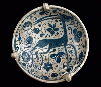 Art mudejar: keraaminen kuppi azul, koristeltu Paterna, Manises-hirvi (latinalais-maurilainen tyyli). 1300- tai 1400-luvun Barcelona. Barcelonan keramiikkamuseo, Espanja tekijältä Mudejar School