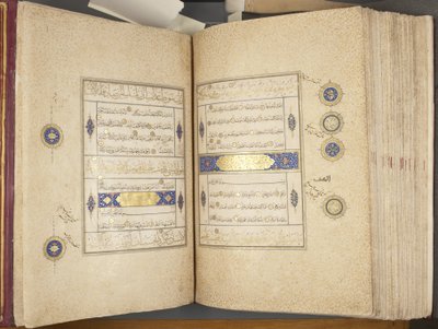 Fol 311 verso 312 recto, Timurid Koraani, 1441 (muste ja kulta paperilla) tekijältä Muhammad Mumin Abdallah Al Murwand
