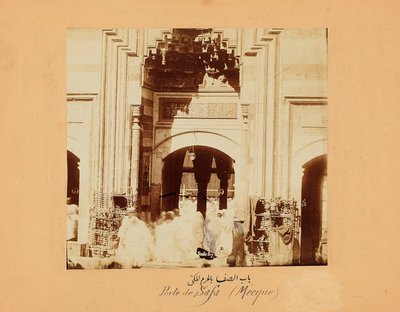 Safa Gate, yksi valokuvaryhmästä Mekasta ja islamin pyhistä paikoista, n. 1879-80 (albumiprintti) tekijältä Muhammad Sadiq Bey