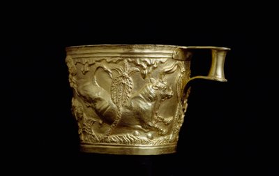 Mykenean taide: kultakupin koristelu härkäreliefistä Vapheiosta, mykeneen linnoituksesta Spartan eteläpuolella. 1500 eKr. Athenes, kansallinen arkeologinen museo tekijältä Mycenaean