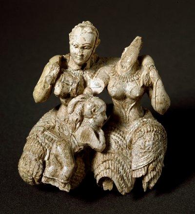 Mycenaean Art: Norsunluujumala, joka koostuu kahdesta jumaluudesta ja lapsesta - 1500 eKr., Dim. 7,5 cm - Ateenan kansallinen arkeologinen museo Kreikka - Kaksi mykeneen jumaluutta ja lapsi - Norsunluuveistos (K.7,5 cm) tekijältä Mycenaean