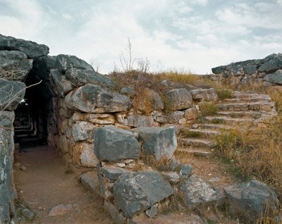Mycenian taide: mykeneen linnoituksen katettu kulkuväylä, Tiryns kaupunki, noin 1200 eaa. Kreikka tekijältä Mycenaean