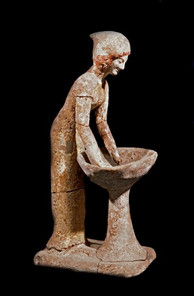Mykeneen taide: jauhoja kurkistava naisen hahmo. 1500-luvulla eaa. Strasbourg, arkeologinen museo tekijältä Mycenaean
