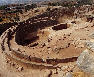 Mykeneen sivilisaatio: hautojen ympyrä Mykenen muinaisella paikalla. 1300 eaa. tekijältä Mycenaean