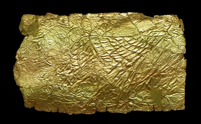 Kultainen kansi lasimaljakon muotoiselle muistolaatalle tekijältä Mycenaean