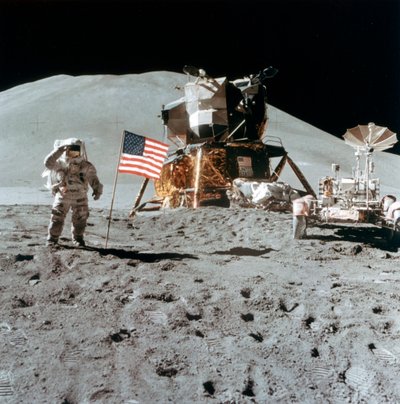 Astronautti James Irwin 1930-1991 antaa tervehdyksen Kuussa, 1971. tekijältä NASA Images