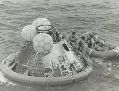 [Astronautis in Lifeboat After Apollo 11 Splashdown], 1969. tekijältä NASA Images