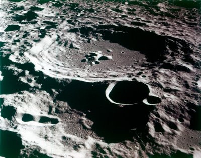 Lähikuva kraatterista kuun pinnalla. tekijältä NASA Images