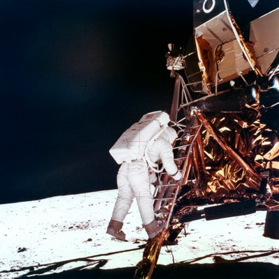 Edwin Buzz Aldrin laskeutuu Lunar Module -tikkaita pitkin kävelläkseen Kuuhun vuonna 1969. tekijältä NASA Images