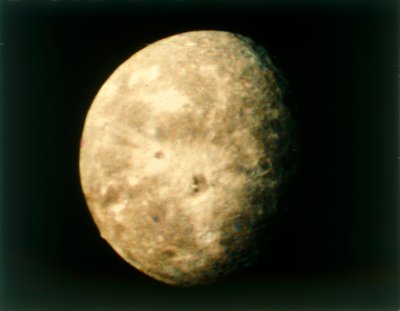 Oberon, Uranuksen kuu, Voyager 2:sta, 24. tammikuuta 1986. tekijältä NASA Images