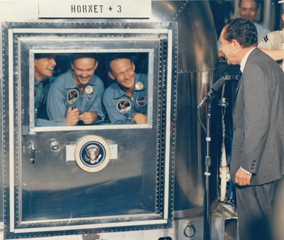 [Presidentti Richard M. Nixon toivottaa tervetulleeksi Apollo 11 -astronautit palautuslaivaan USS Hor..., 1969. tekijältä NASA Images