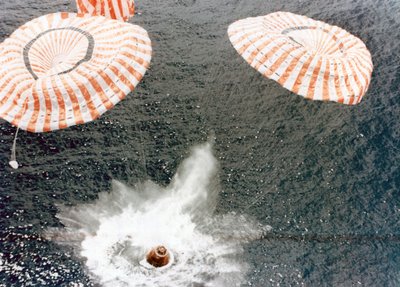 Apollo 15 -kapseli laskeutuu turvallisesti laskuvarjon epäonnistumisesta huolimatta, Keski-Tyynenmeren alueella, 1971. tekijältä NASA Images