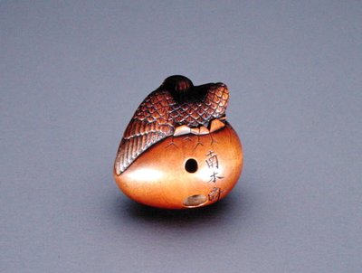 Netsuke, joka kuvaa munasta nousevaa varista, n. 1840 (puu) (katso edestä katso 194417) tekijältä Nambokusai Nambokusai